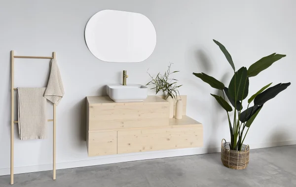 mueble de baño de madera maciza natural de abeto de diseño escandinavo. Los nudos de la madera transmiten bienestar y resultan cercanos.