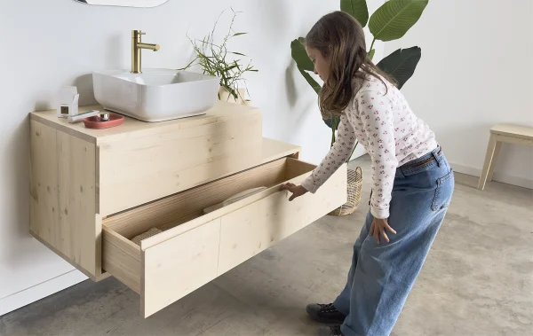 mueble de baño de madera maciza natural con nudos. La parte interior de los cajones son de madera maciza y las guías con cierre amortiguado.