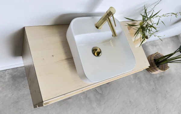 Mueble de baño de madera maciza color natural. Barnices respetuosos aptos para zonas húmedas.