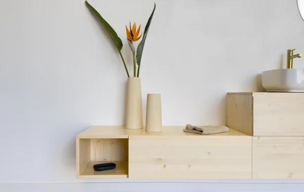 mueble de baño de diseño en madera maciza natural de 180cm. Se puede fabricar a medida.