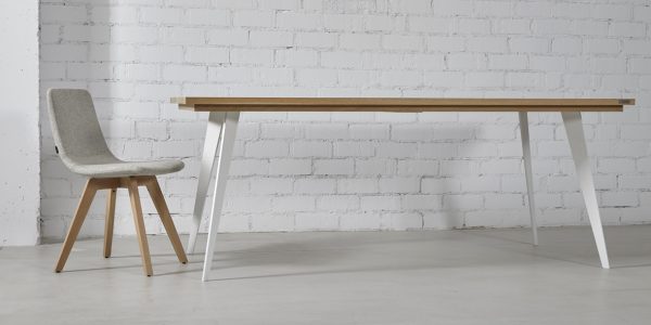 mesa comedor madera natural y patas blanco