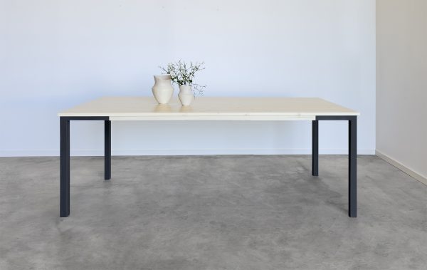 mesa de comedor de 200x100 madera y metal. Tapa de madera de abeto color natural y barnizado.