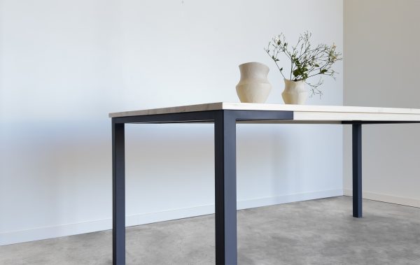 mesa de comedor de hierro y madera. Tapa de madera de abeto macizo color natural barnizado y con nudos. Diseño nórdico.