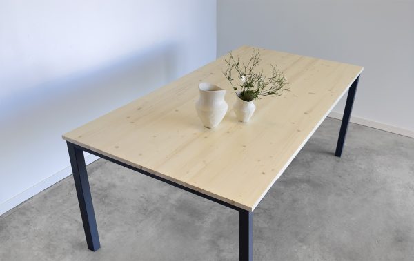 mesa de comedor de 200x100 con patas de hierro y tapa de madera de abeto macizo barnizado color natural. Se fabrica a medida previa consulta.