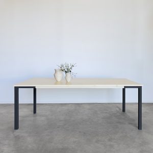 mesa de comedor de tapa de madera de abeto con nudos color natural y barnizada y estructura de metal color gris hierro crudo
