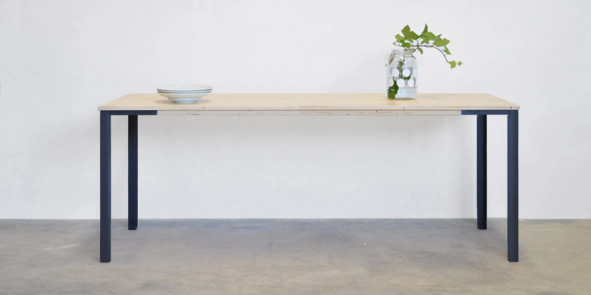 mesa de comedor de madera maciza de abeto y patas de metal. Diseño ligero.