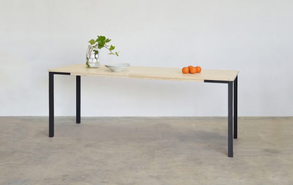 mesa de comedor metal y madera natural maciza abeto con nudos diseño nordico