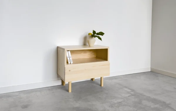 mesita de noche con 1 cajón y hueco. Decorativa de estilo escandinavo. Madera maciza.