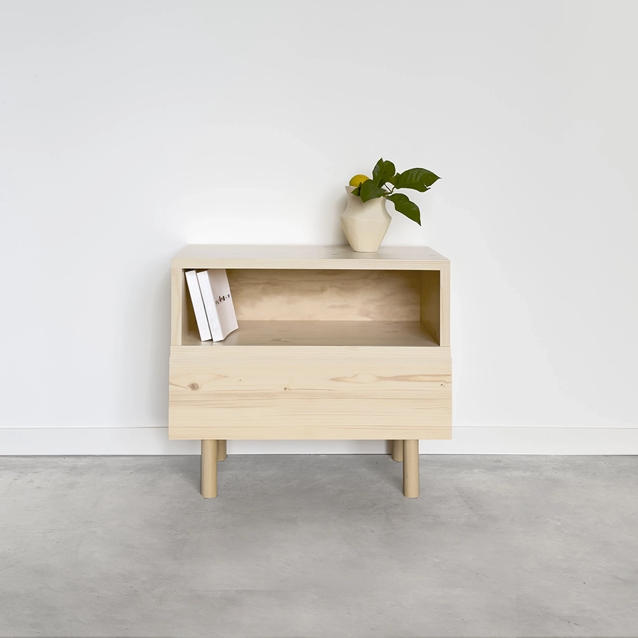 mesita de noche de madera maciza de abeto. Madera con nudos y acabada con barnices ecologicos. Mueble de diseño y sostenibles.