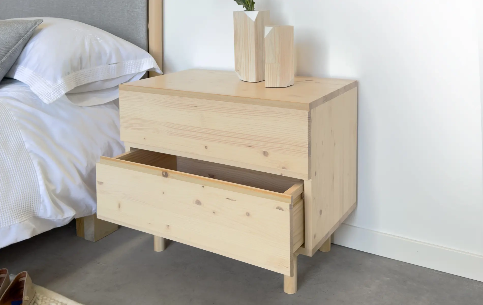 mesita de noche de madera natural con nudos diseño escandinavo con patas redondas. Se fabrica a medida.