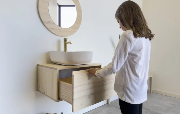 mueble de baño de madera maciza de fresno con un cajón. Estilo escandinavo suspendido a pared. Se puede fabricar a medida.