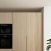 Linea de armarios de cocina formado por dos puertas de arriba a abajo, de madera maciza de pino, con tirador integrados. Al lado, de las puertas hay una columna con una puerta de armario bajo, horno y microondas integrado y otra puerta de armario en la parte de arriba.