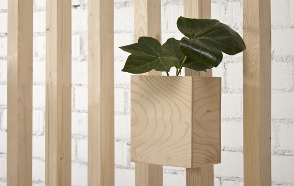 separador de ambientes de listones de madera color natural de diseño nórdico