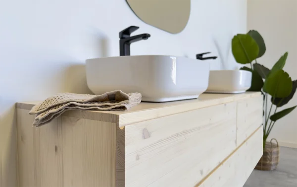 mueble de baño de madera maciza de abeto escandinavo con tirador uñero que queda integrado completamente en el diseño del mueble. Se puede fabricar a medida. Suspendido a pared.