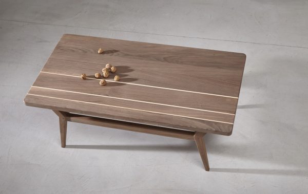 mesa de centro con tapa de nogal combinada en madera de fresno