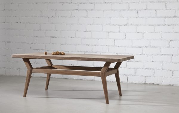 mesa de centro de nogal con incrustaciones de madera de fresno diseño exclusivo