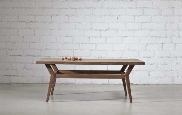 mesa de centro de diseño exclusivo en madera de nogal macizo color natural
