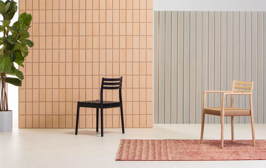 muebles de madera maciza tendencia en Habitat 2022. Sillas de fresno y diseño nórdico.
