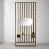 separador de ambientes de listones de madera color nogal con espejo
