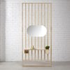 separador de ambientes de listones de madera natural maciza con espejo ovalado