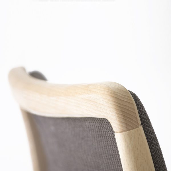 silla de madera maciza de haya detalle de respaldo color natural