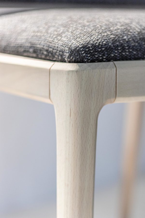 silla de madera de haya de diseño escandinavo color natural detalle de pata redondeada