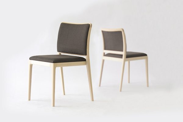silla de madera de haya color natural de diseño nordico