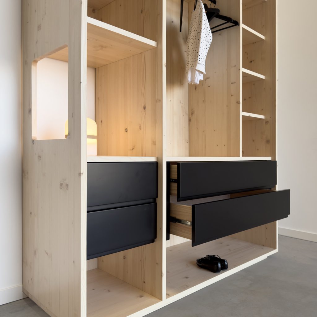 armario de madera para dormitorio juvenil con detalle apertura lateral 