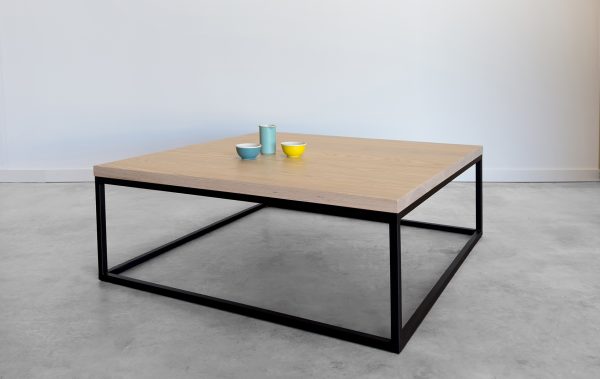 mesa de centro de madera de fresno cuadrada pata metal negro