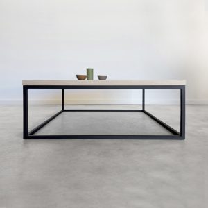 mesa de centro cuadrada de madera maciza de fresno natural y patas de metal negro a medida