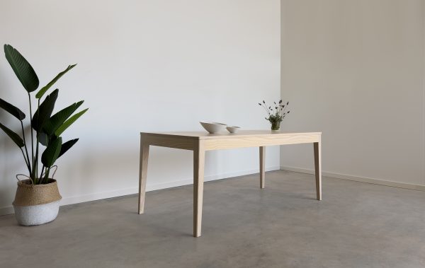 mesa de comedor de madera de fresno macizo color natural y diseño escandinavo