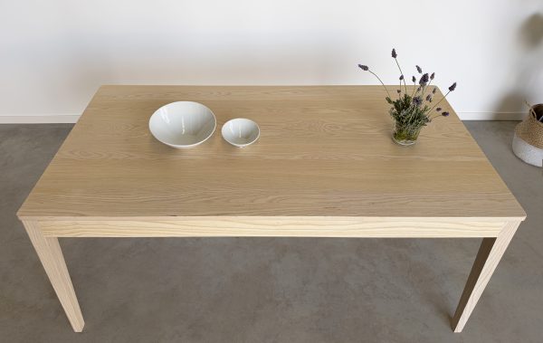 mesa de comedor de madera maciza a medida color natural
