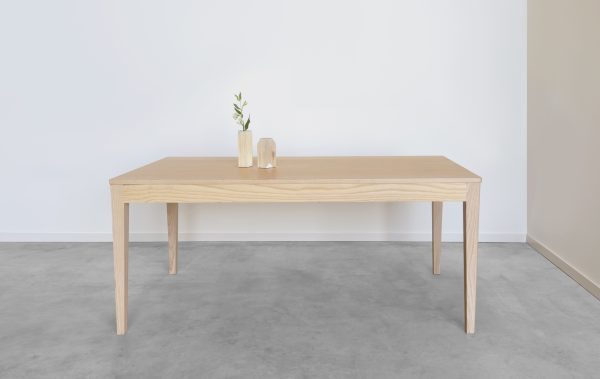 mesa de comedor de madera maciza de diseño con 4 patas color natural
