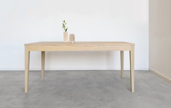 mesa de comedor de madera maciza fabricada de forma artesanal de dsieño nórdico. Se puede fabricar a medida.