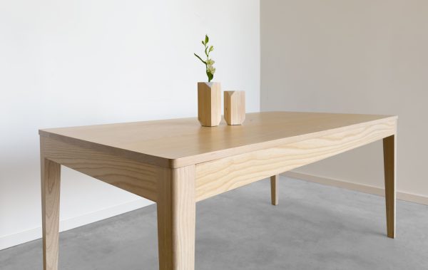 mesa de salón de madera maciza de roble para 6 u 8 plazas. Se fabrica a medida.