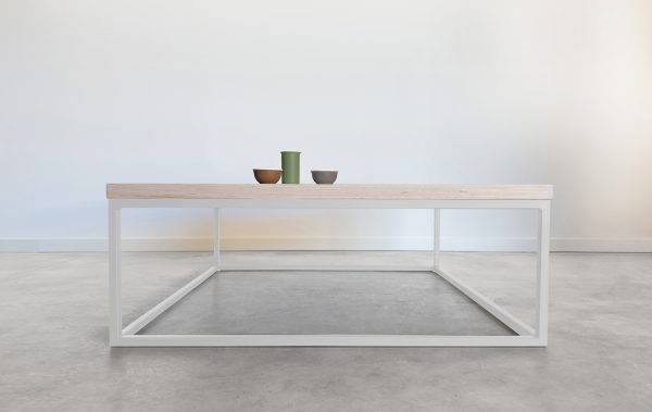 mesa de centro de madera de fresno macizo color natural y estructura de metal color blanco. Diseño nórdico.