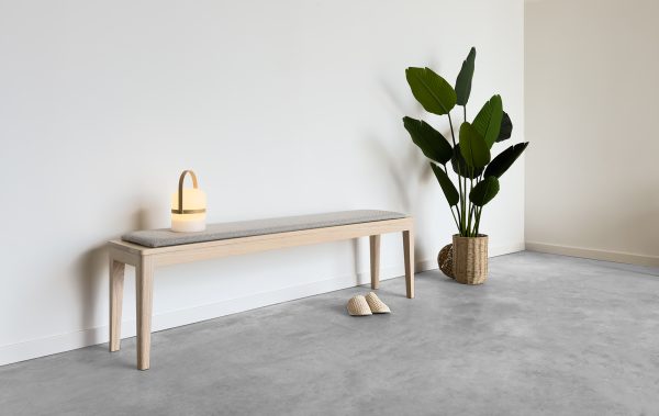 banco de madera de diseño escandinavo de fresno color natural y asiento tapizado gris