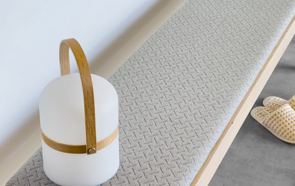 banco de madera de roble macizo natural diseño escandinavo con asiento tapizado. Fabricación a medida.