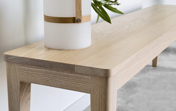 banco natural de madera de roable diseño escandinavo con cantos redondeados. Posible fabricacion a medida. Se fabrica en roble o fresno.