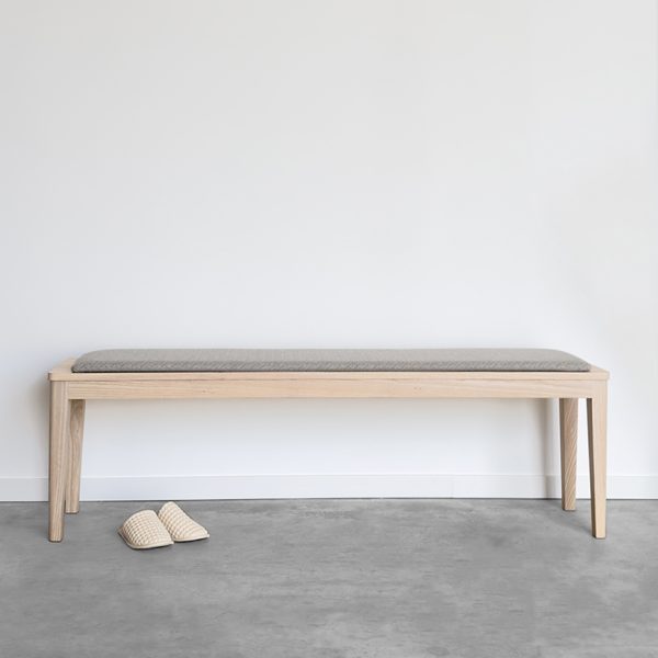 banco de madera de fresno natural de diseño escandinavo con asiento tapizado. Se puede fabricar a medida.