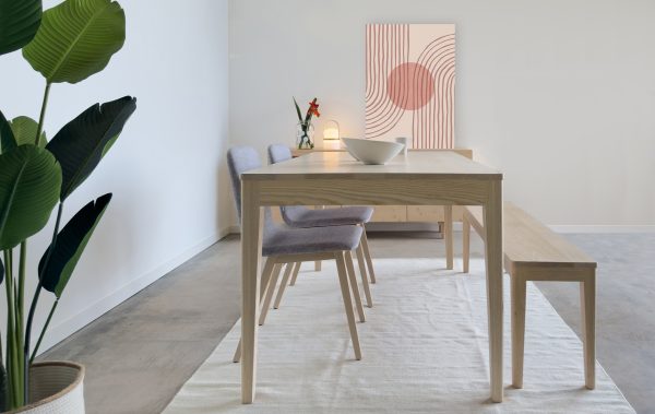 meza de cocina de roble de estilo escandinavo color natural 4 patas y banco a conjunto con asiento tapizado o en madera. Se puede fabricar a medida.