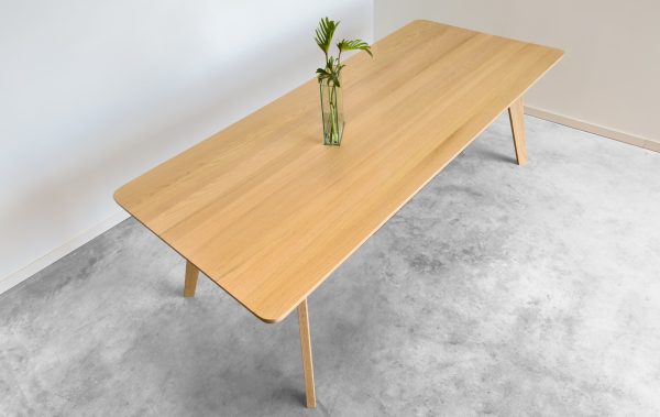 mesa de comedor de roble macizo con esquinas redondeadas color natural. Diseño original.