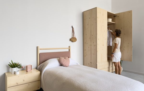 armario de madera maciza color natural con nudos a medida y de estilo escandinavo con buen diseño. Barnices respetuosos.