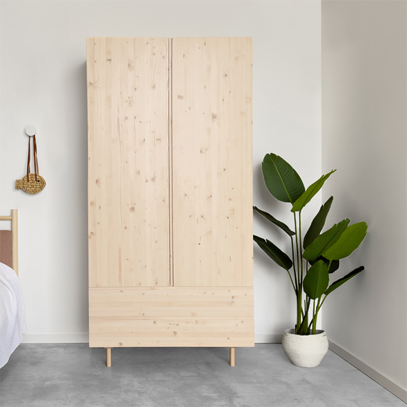 armario de madera maciza de abeto con nudos color natural con 2 puertas y 2 cajones exteriores de 100cm. Patas redondas de 15cm de altural que permiten facil acceso para limpieza.