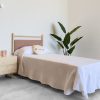 cabezal de cama de madera y tapizado con telas naturales