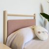 cabecero de 105 de madera de diseño original. También tapizado con relleno de lana merino y tapizado con telas naturales. Diseño original.