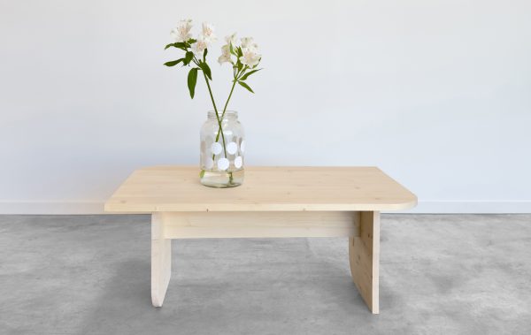 mesa de centro rectangular de madera maciza color natural