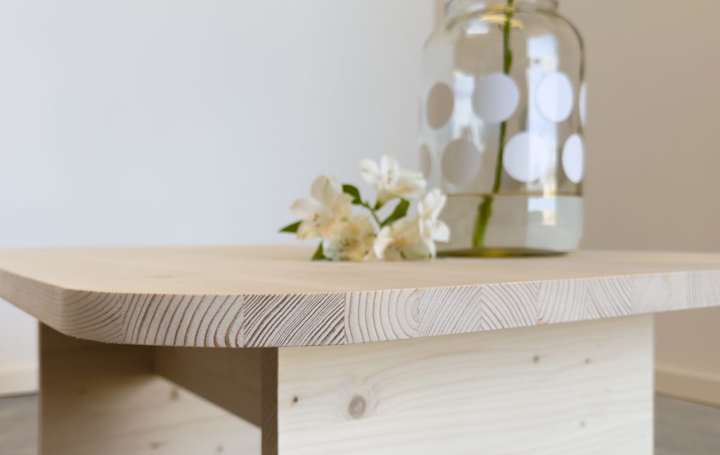 mesa de salón de madera maciza de diseño escandinavo con nudos