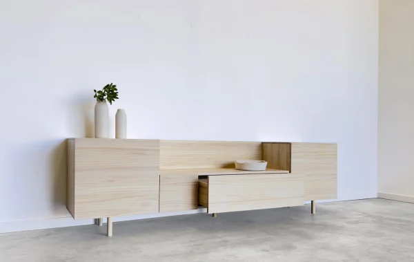mueble tv con cajones de madera maciza de diseño. Color natural.