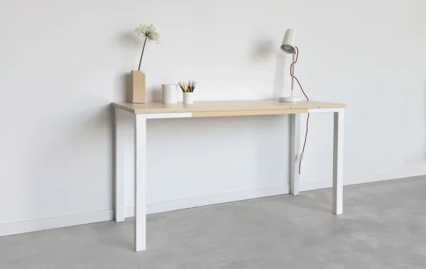 mesa de estudio con tapa de madera natural con nudos y patas de acero lacadas blanco. Fabricamos a medida.